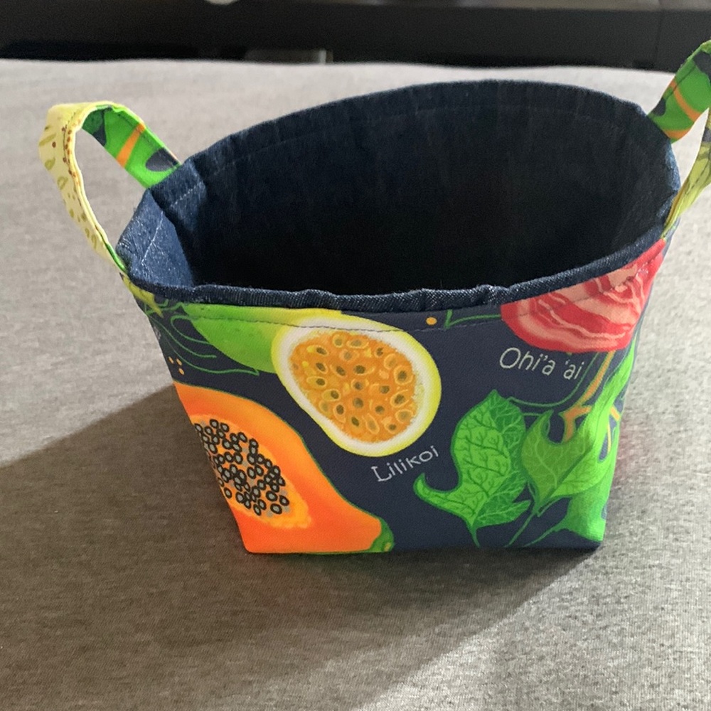 Hawaiian fruit storage tote